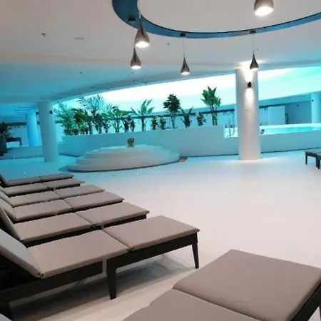 Hanza Tower Club Spa & Sauna & Jacuzzi & Pool Apartament